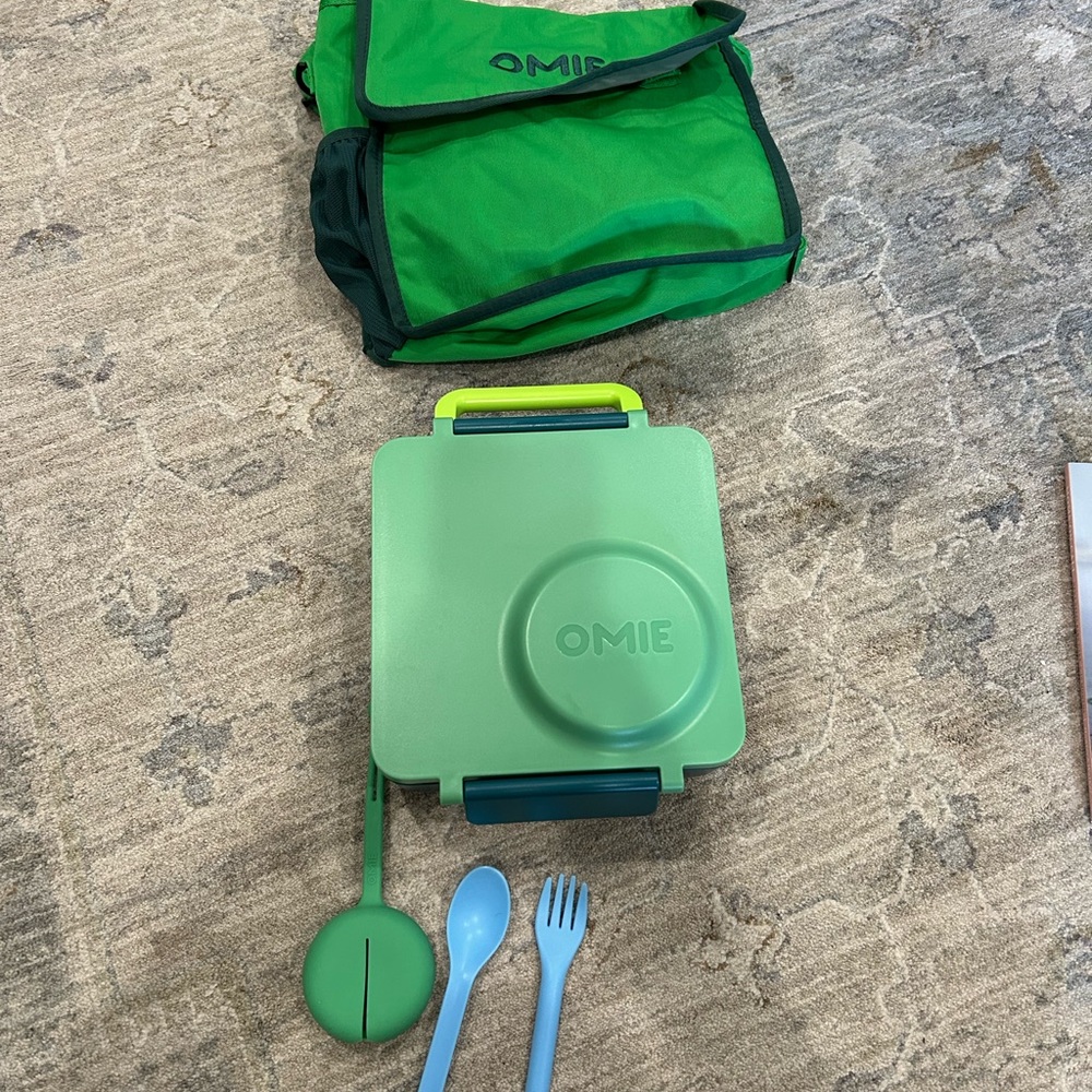 Omie BUNDLE!! Green Lunchbox Set with Utensils, carrying bag